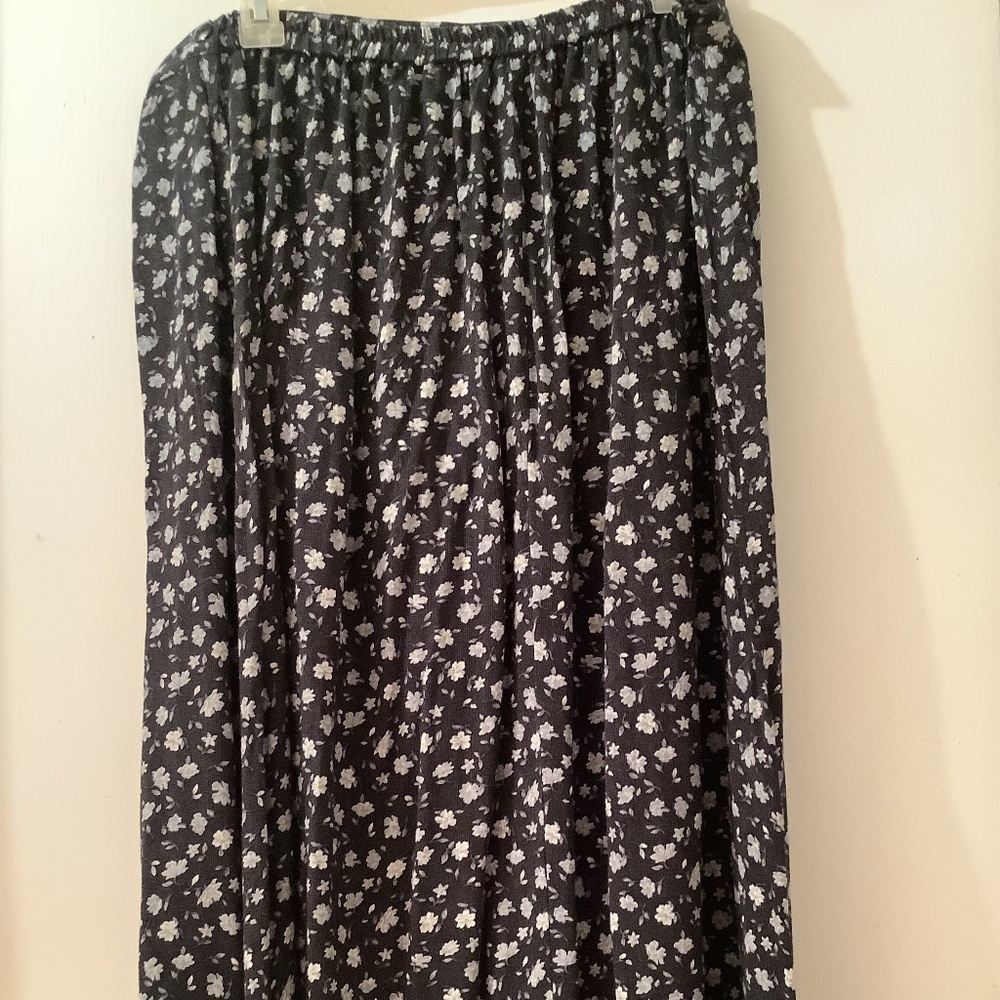 Plus size 20 elastic waist skirt of textured fabric with delicate flowers